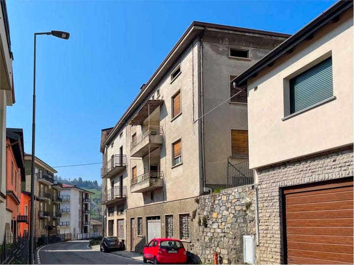 Casa con 6 locali in vendita in Via Europa, Leffe