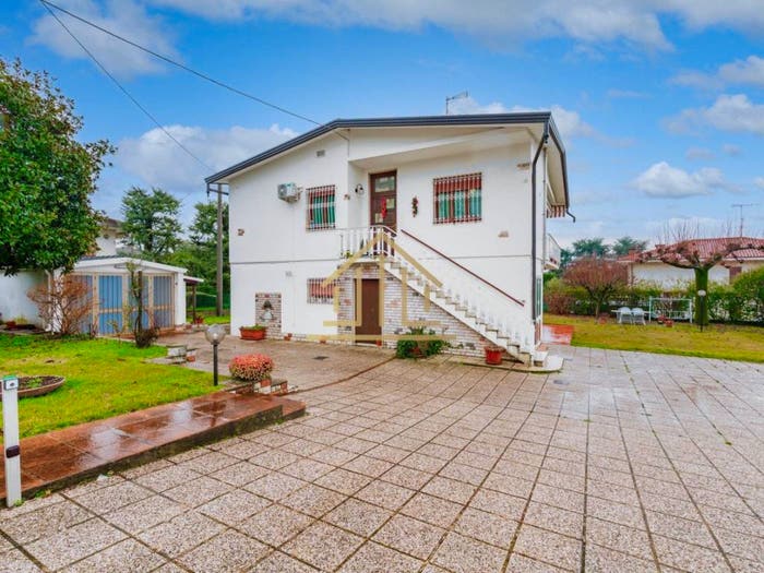 Casa con 6 locali in vendita in Via Don Luigi Barzizza, Centro, Castiglione delle Stiviere
