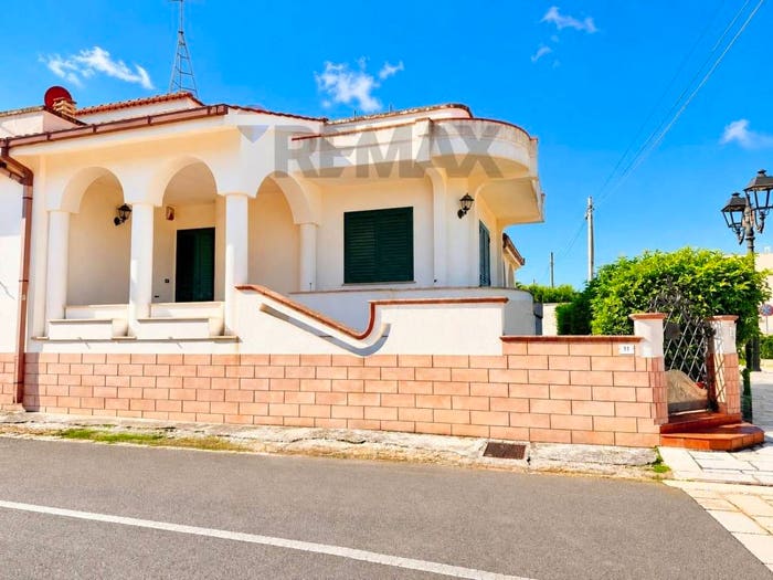 Casa con 6 locali in vendita in Viale Manzoni, Surano