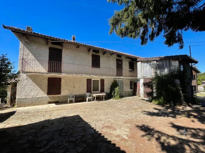 Casa con 6 locali in vendita in Regione Pianezzo, Canelli