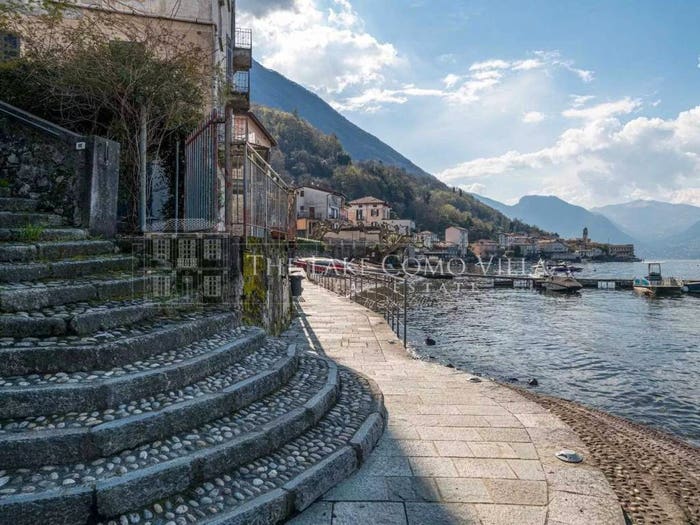 Casa con 6 locali in vendita in Lezzeno