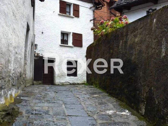 Appartamento quadrilocale in vendita in Via Osone, Trasquera