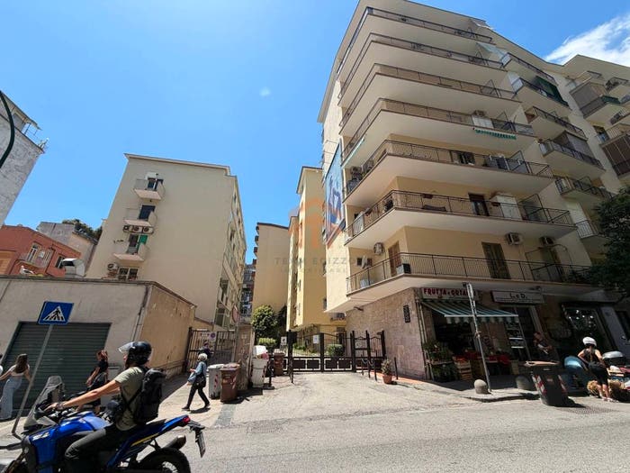 Appartamento quadrilocale in vendita in Via Domenico Fontana, Arenella, Napoli