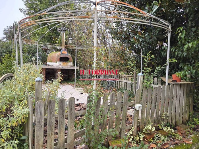 Casa con 6 locali in vendita in Via dei Fiori, Alberghi Via Romana Pescia Morta, Pescia