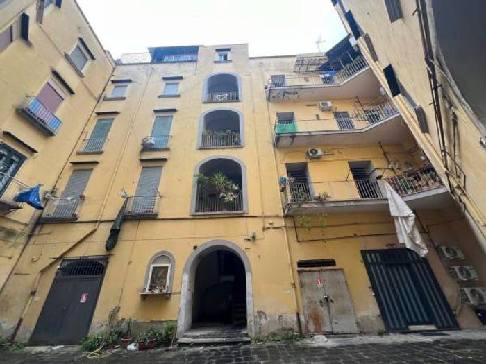 Appartamento trilocale in vendita in Via Michele Guadagno, San Carlo All'Arena, Napoli