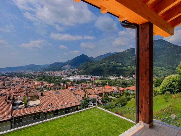 Appartamento trilocale in vendita in Via Azzarotti, Pradalunga