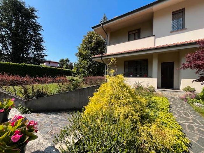 Appartamento quadrilocale in vendita in Via Camillo Benso di Cavour, Centro, Bernareggio