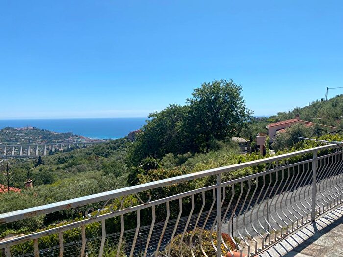 Appartamento bilocale in vendita in Strada Civezza, Imperia