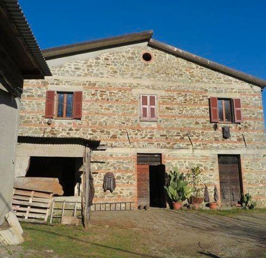 Casa quadrilocale in vendita in Via Grottò, Bagnone