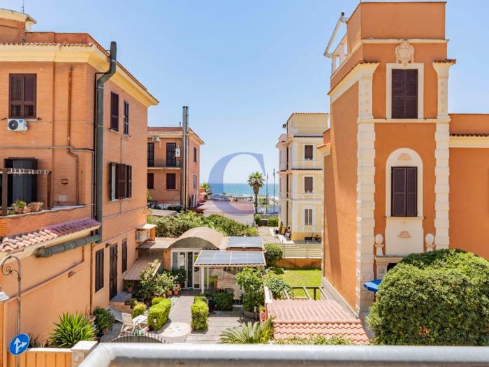 Appartamento quadrilocale in vendita in Viale della Pineta di Ostia, Ostia Levante, Roma