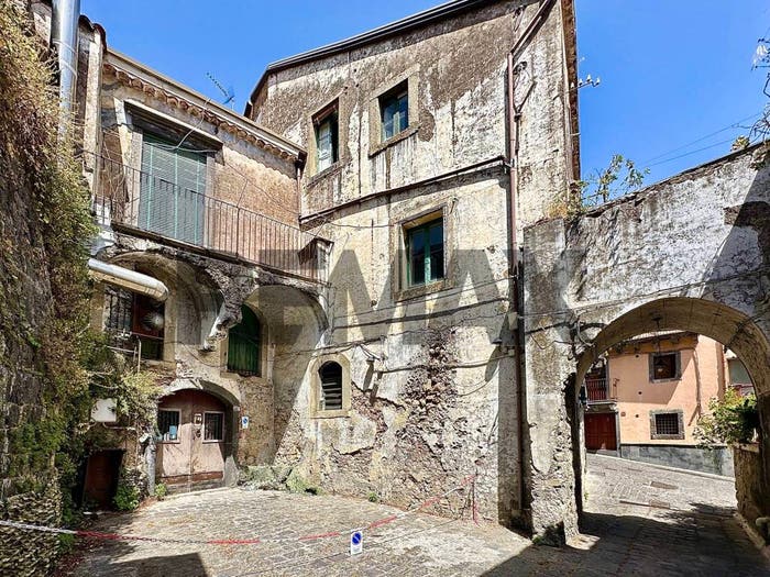 Casa con 6 locali in vendita in via Federico Secondo, Centro, Castiglione di Sicilia