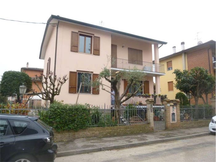Casa con 6 locali in vendita in via venturini, Parco Urbano Piscina, Forlì