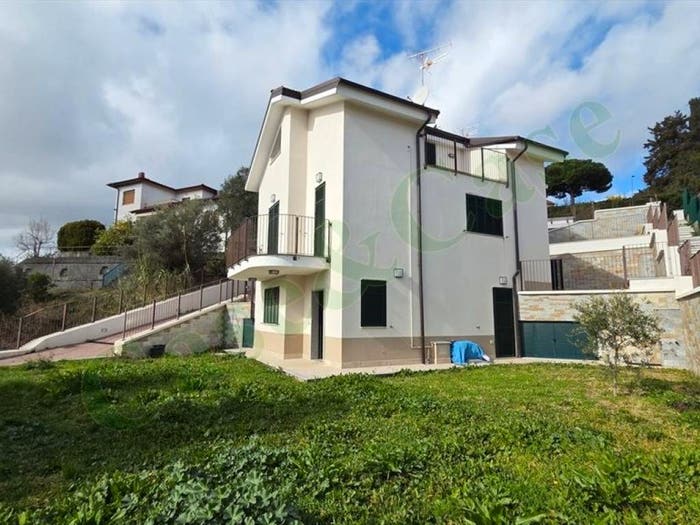 Casa con 5 locali in vendita in Albissola Marina