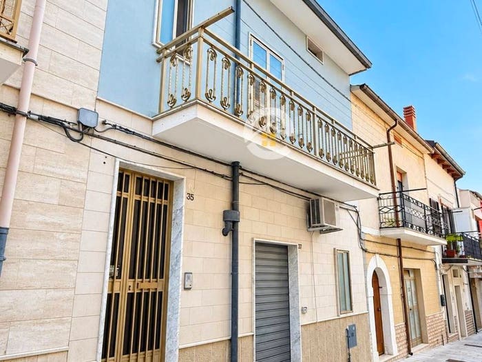 Casa con 6 locali in vendita in Via Silvio Pellico, San Giovanni Rotondo