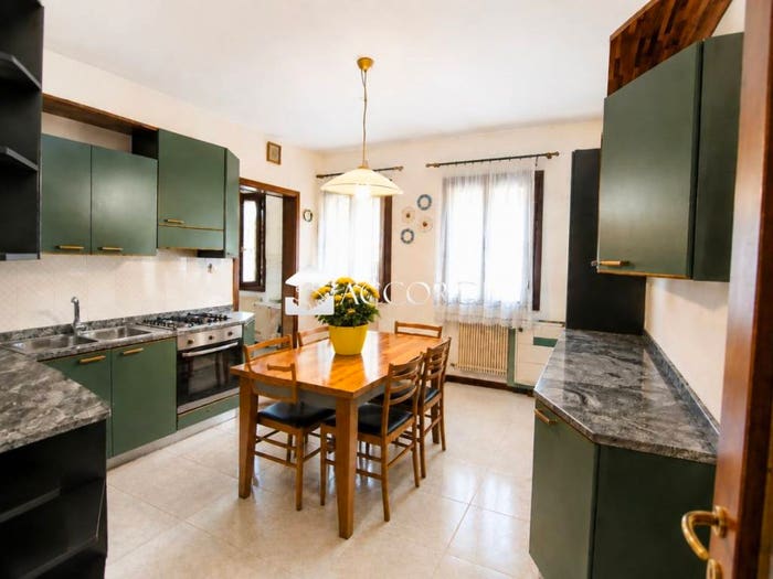 Appartamento trilocale in vendita in Via Bassanese, Centro, Montebelluna