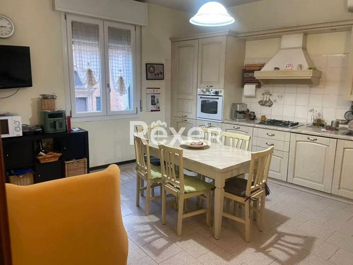 Appartamento con 5 locali in vendita in Viale C Sigonio, Viali, Modena