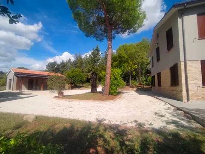 Casa con 6 locali in vendita in Contrada Lornano, Macerata