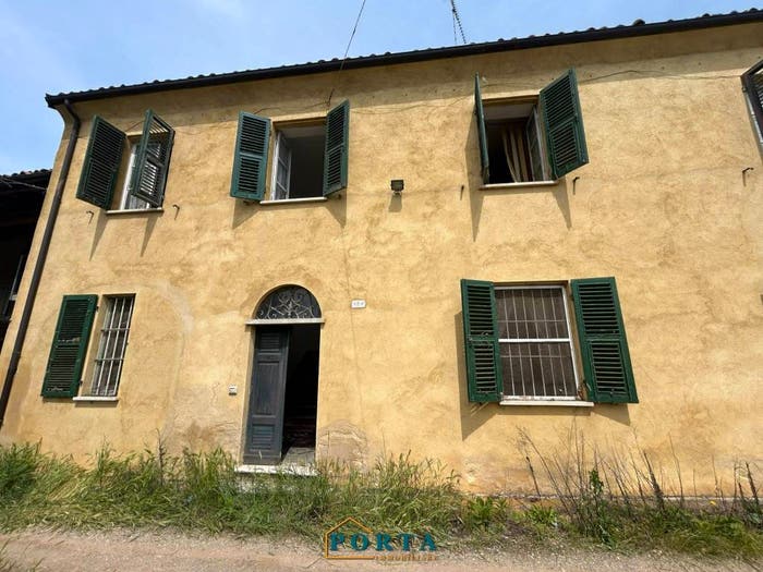 Casa con 6 locali in vendita in Via Langhe, Carrù