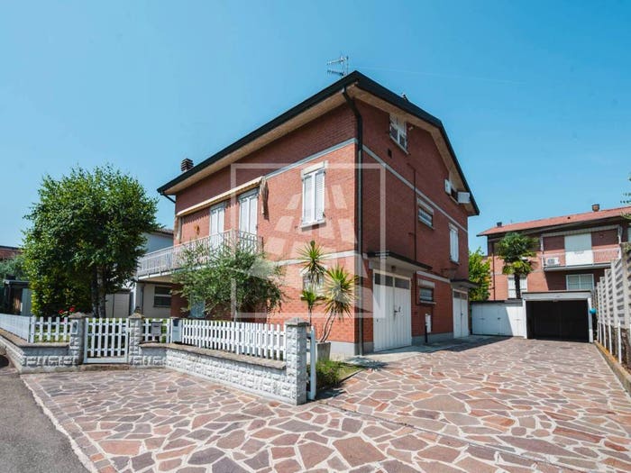 Casa con 6 locali in vendita in Piazza Lenin, Centro, Cavriago