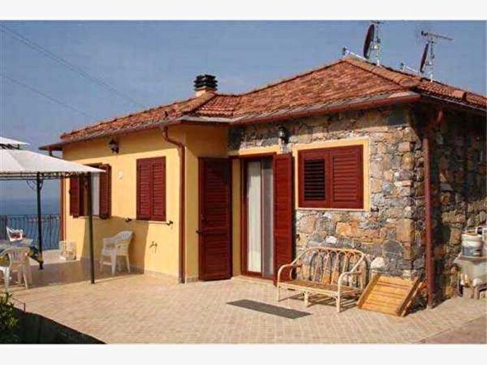 Casa con 6 locali in vendita in Strada Provinciale, Cipressa