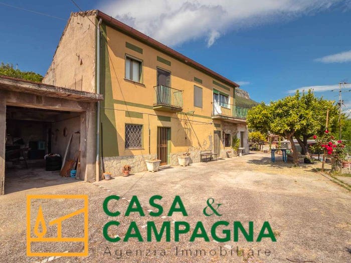 Casa con 6 locali in vendita in Via Palombiscio, Pratella