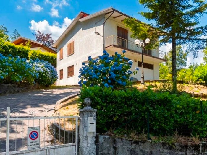 Appartamento con 6 locali in vendita in Via dei Larici, Pizzorne, Villa Basilica