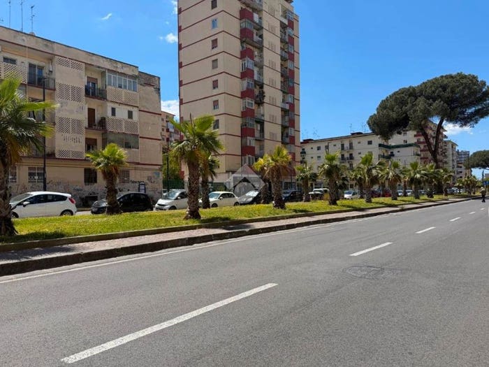Appartamento con 5 locali in vendita in Viale Augusto, Fuorigrotta, Napoli