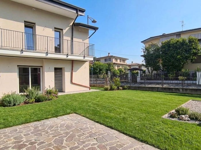 Casa quadrilocale in vendita in Via Papa Giovanni XXIII, Centro, Mozzanica