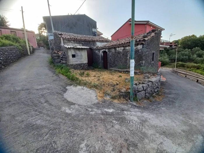 Casa bilocale in vendita in Via Linguaglossa, Presa, Piedimonte Etneo