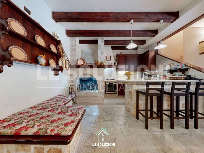 Casa con 6 locali in vendita in Viale Cristoforo Colombo, Putignano