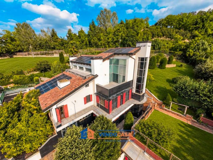 Casa con 6 locali in vendita in Via Castelvecchio, Canale