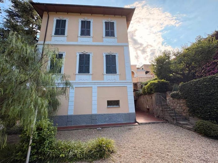 Appartamento bilocale in vendita in Via Giacinto Menotti Serrati, Oneglia, Imperia