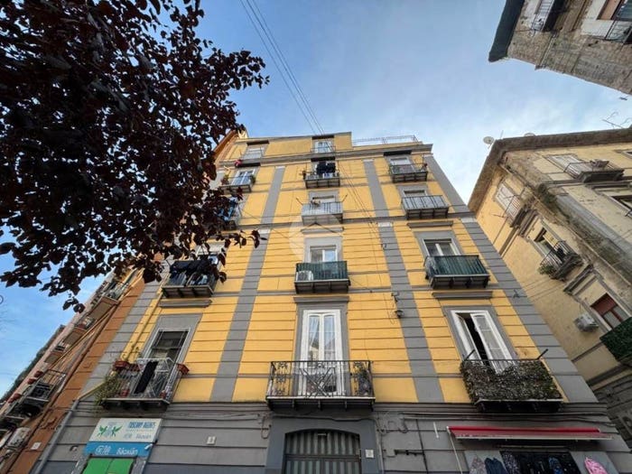 Appartamento trilocale in vendita in Via Alessandro Poerio, Tribunali, Napoli