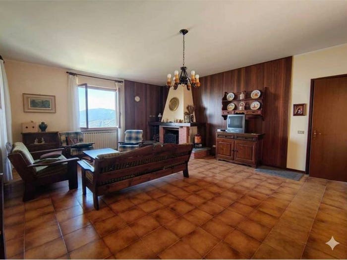 Casa con 6 locali in vendita in Via Battaglione Alpini Intra, Bee