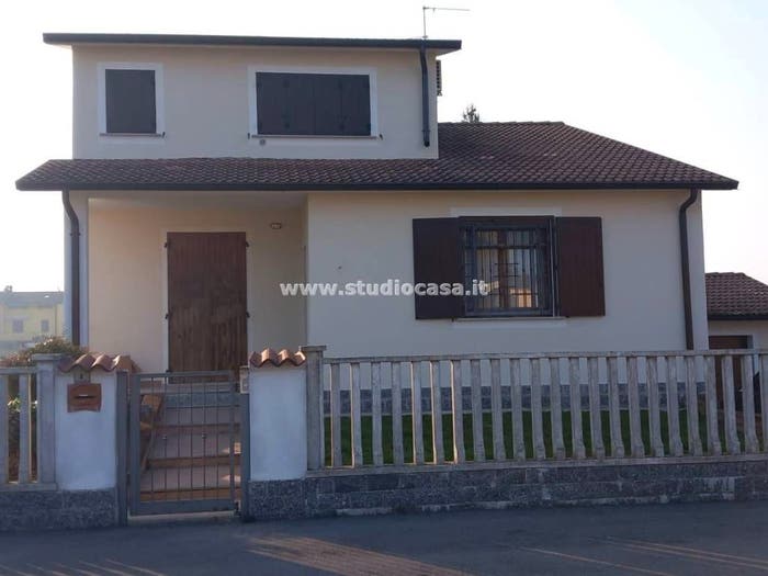 Casa quadrilocale in vendita in Via Lago Gerundo, Centro, Dovera