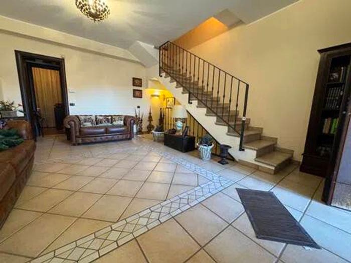 Casa con 6 locali in vendita in Aci Catena