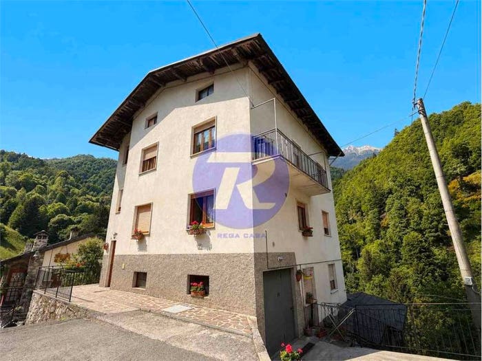 Appartamento con 6 locali in vendita in Via Monsignor Regazzoni, Valtorta