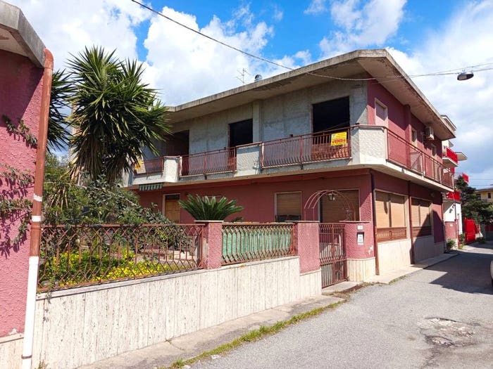 Casa con 6 locali in vendita in Via Mileto, Locri