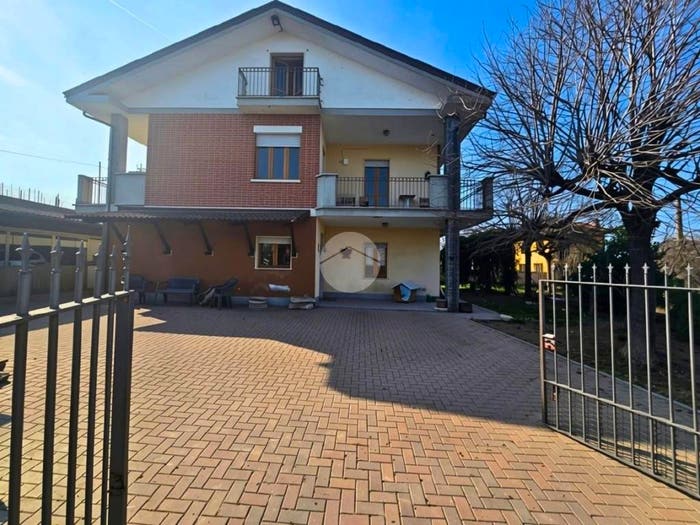 Casa con 5 locali in vendita in Strada san martino, Castiglione Tinella