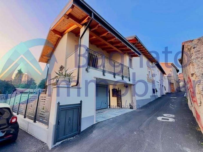 Casa quadrilocale in vendita in Vicolo Chiesa, Centro, Oleggio