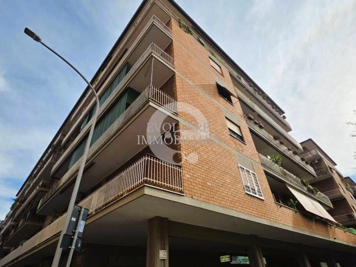 Appartamento trilocale in vendita in Piazza Aruleno Celio Sabino, Appio Claudio Statuario, Roma