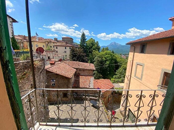 Appartamento con 9 locali in vendita in Via Giannetti, Barga