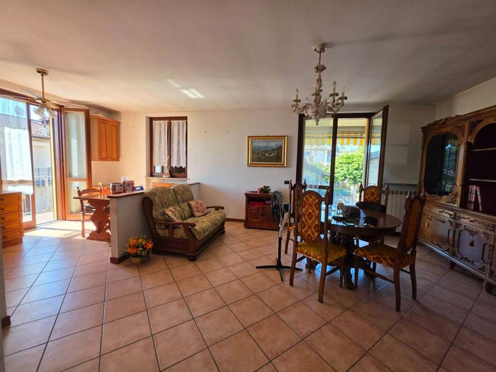 Appartamento trilocale in vendita in Via Guglielmo Marconi, Centro, Gropparello