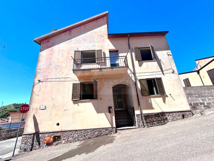 Casa con 6 locali in vendita in via Giuseppe Garibaldi, Banari