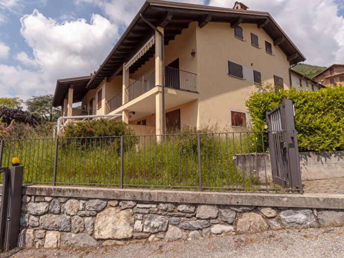 Appartamento trilocale in vendita in Via Sorcà, Centro, Esino Lario