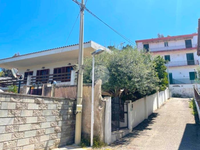 Casa con 6 locali in vendita in Via Lungomare Capo Rasocolmo, Ortoliuzzo San Saba, Messina