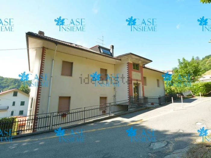 Appartamento quadrilocale in vendita in Via Dei Carlini, Centro, Masone