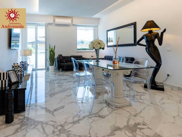 Appartamento trilocale in vendita in Via Francesco Carrara, Centro, Forte dei Marmi