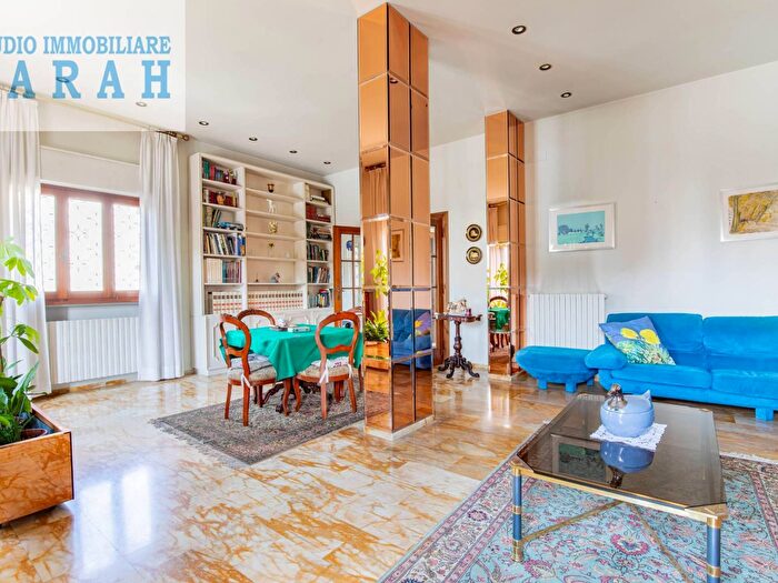 Casa con 12 locali in vendita in Via Udine, Viareggio