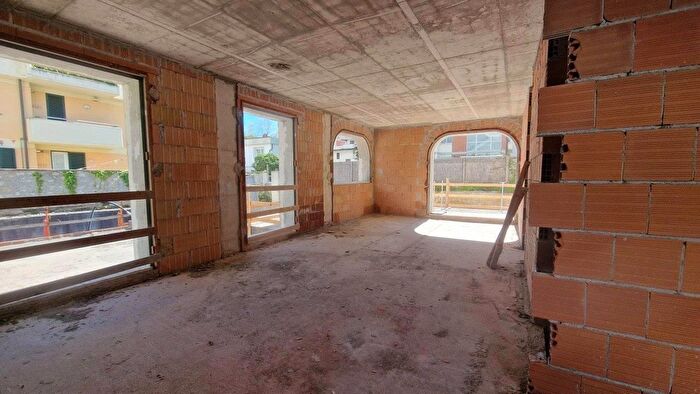 Appartamento con 6 locali in vendita in V Alfieri, Viareggio